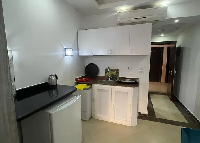 Steps From & Near Airport Furnteched, Kitchenette, Full Free Wifi