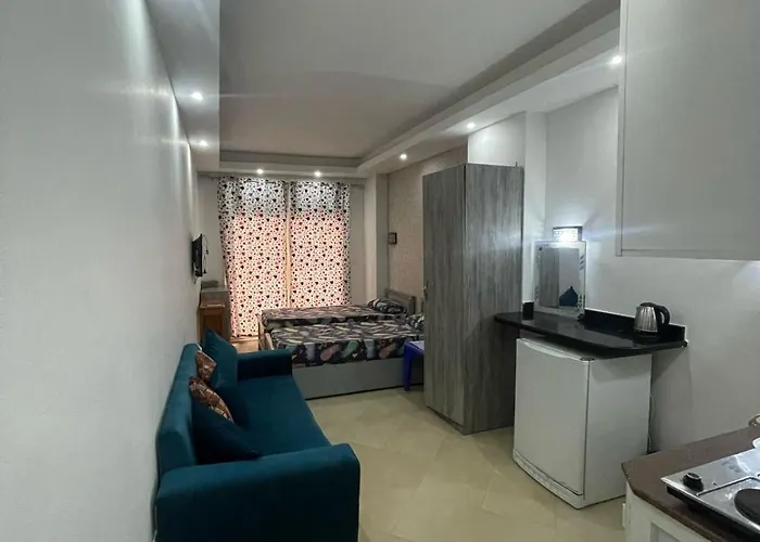 Steps From & Near Airport Furnteched, Kitchenette, Full Free Wifi Apartment Hurghada