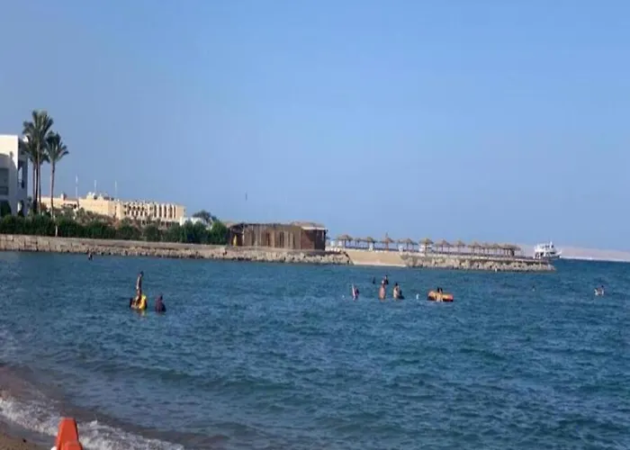 Apartment Steps From & Near Airport Furnteched, Kitchenette, Full Free Wifi Hurghada
