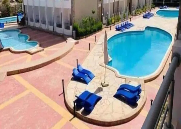 Steps From & Near Airport Furnteched, Kitchenette, Full Free Wifi Apartment