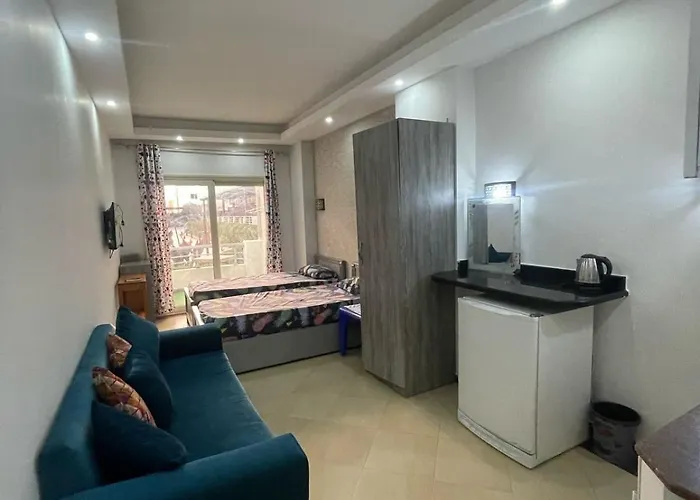 Steps From & Near Airport Furnteched, Kitchenette, Full Free Wifi Apartment *