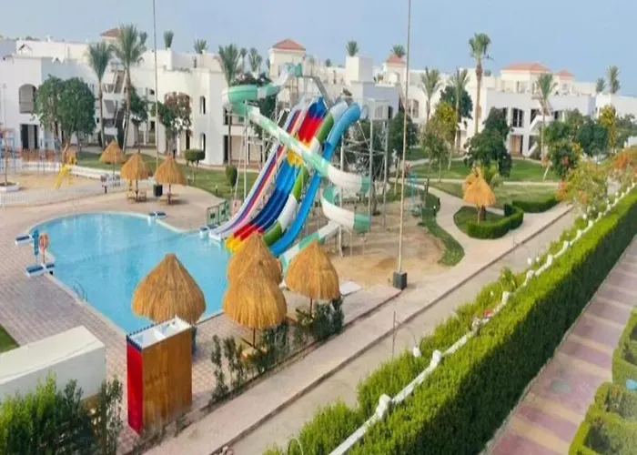 Steps From & Near Airport Furnteched, Kitchenette, Full Free Wifi Apartment Hurghada