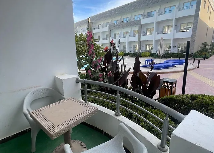 Apartment Steps From & Near Airport Furnteched, Kitchenette, Full Free Wifi Hurghada