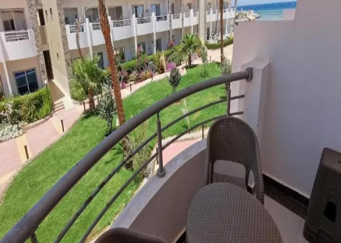 Steps From & Near Airport Furnteched, Kitchenette, Full Free Wifi Apartment *
