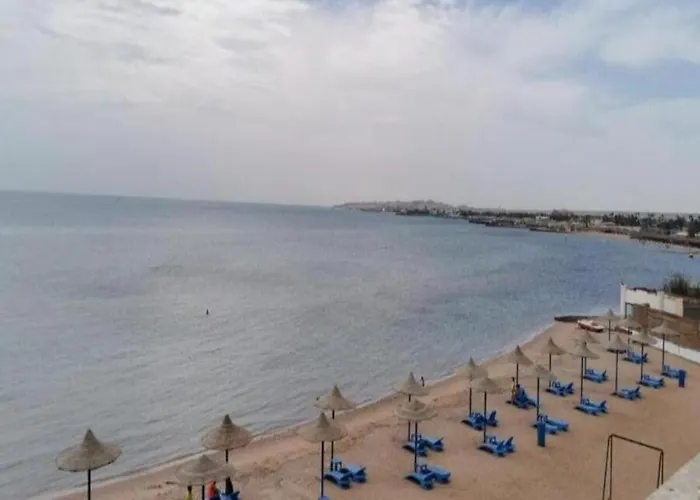 Steps From & Near Airport Furnteched, Kitchenette, Full Free Wifi Apartment Hurghada