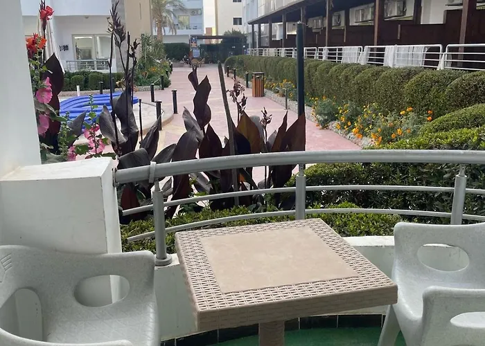 Steps From & Near Airport Furnteched, Kitchenette, Full Free Wifi *