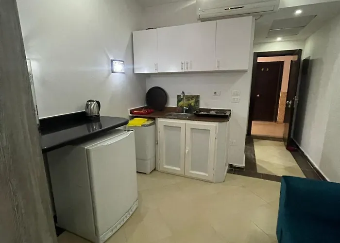 Steps From & Near Airport Furnteched, Kitchenette, Full Free Wifi Apartment