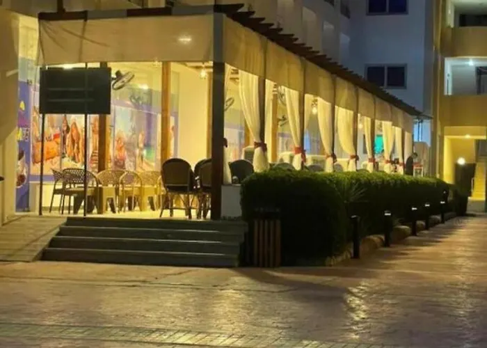 Apartment Steps From & Near Airport Furnteched, Kitchenette, Full Free Wifi *