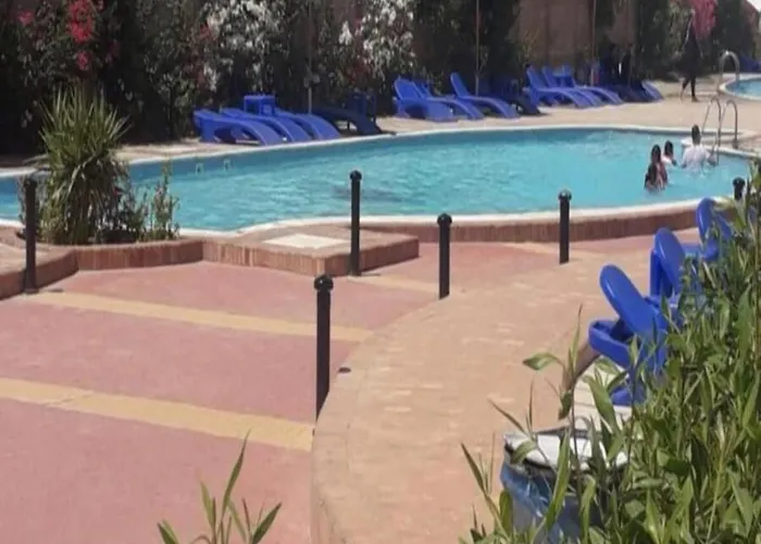 Steps From & Near Airport Furnteched, Kitchenette, Full Free Wifi Apartment *