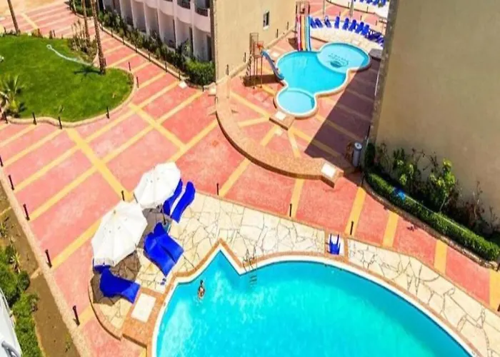 Apartment Steps From & Near Airport Furnteched, Kitchenette, Full Free Wifi *