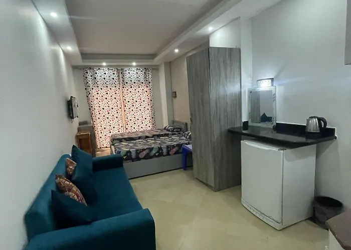 Steps From & Near Airport Furnteched, Kitchenette, Full Free Wifi Apartment *