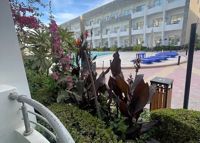 Apartment Steps From & Near Airport Furnteched, Kitchenette, Full Free Wifi Hurghada