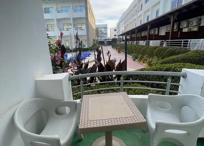 Steps From & Near Airport Furnteched, Kitchenette, Full Free Wifi