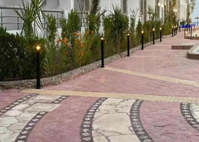 Steps From & Near Airport Furnteched, Kitchenette, Full Free Wifi Apartment